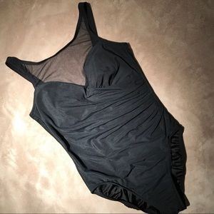 🔸 Women’s One-piece Black Swimsuit